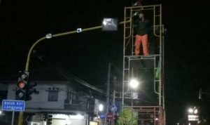 Proses pemasangan Area Traffic Control System (ATCS) otomatis di Kabupaten Sumedang