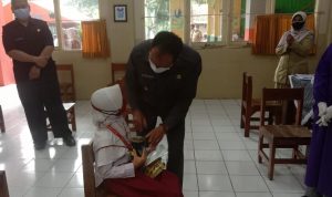 Awal Tahun Pemkot Cimahi Akan Gelar Gebyar Vaksinasi 6-11 Tahun Pada kegiatan vaksinasi anak 6-11 tahun, Plt Wali Kota Cimahi Ngatiyana memberikan semangat pada salah satu siswa SD setelah divaksin.