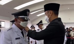 Dok. Hengky Kurniawan berikan penyematan tanda jabatan pada Kepala Desa Terpilih di Kabupaten Bandung Barat (KBB).