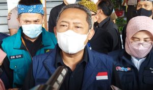 Harga Bahan Pokok Melambung, Pemkot Bandung Bakal Lakukan Ini Plt Wali Kota Bandung Yana Mulyana saat melakukan sesi wawancara bersama wartawan, di Pasar Kosambi, Kota Bandung, Kamis (23/12).