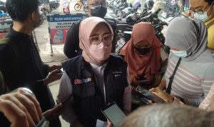 Jelang Nataru, Harga Cabai dan Telur Naik Tajam, Ini Faktor Penyebabnya Kepala Disdagin Kota Bandung, Elly Wasliah saat melakukan wawancara bersama wartawan di Pasar Kosambi soal kenaikan harga bahan pokok, Kota Bandung, Kamis (23/12). Foto: Yuga Hassani.