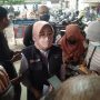 Kepala Disdagin Kota Bandung, Elly Wasliah saat melakukan wawancara bersama wartawan di Pasar Kosambi soal kenaikan harga bahan pokok, Kota Bandung, Kamis (23/12). Foto: Yuga Hassani.