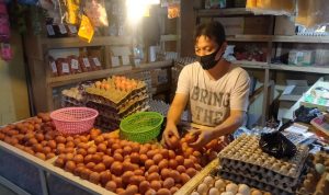 Harga Telur Terus Naik, Pedagang di Kosambi Sebut Karena Bansos Pemerintah Harga Telur Terus Naik, Pedagang di Kosambi Sebut Karena Bansos Pemerintah