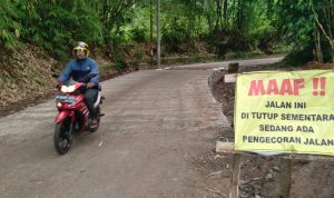Akses jalan di Desa Dampit, Kecamatan Cicalengka, Kabupaten Bandung yang dilakukan perbaikan. (Jabar Ekspres)