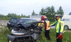 Mobil Tabrak Truk Hingga Ringsek di Tol Cipali, Satu Pengemudi Kabur