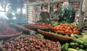 Plt Wali Kota Cimahi Ngatiyana didampingi Kepala Disdagkoperin Cimahi Dadan Darmawan datangi penjual kepokmas dalam kegiatan sidak jelang nataru, di Pasar Baru Atas CImahi, Jumat (24/12). (Intan Aida/Jabar Ekspres)