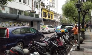 Salah satu petugas parkir melakukan pemantauan terhadap kendaraan yang dijaganya, di Jalan Braga, Kota Bandung, Selasa (21/12). (Foto: Yuga Hassani/Jabar Ekspres)