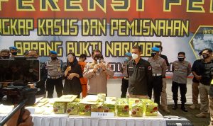 Polda Jabar Berhasil Bekuk Sindikat Narkoba Lintas Provinsi Konferensi pers terkait pengungkapan kasus Sindikat Narkoba Lintas Provinsi di Mapolda Jabar. (Foto: Sandi Nugraha/Jabar Ekspres)
