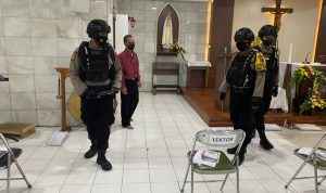 Polres Sumedang Lakukan Sterilisasi ke Setiap Gereja Jelang Perayaan Natal 2021 Anggota Polres Sumedang ketika melakukan sterilisasi ke gereja guna berikan keamanan saat ibadah pada Perayaan Natal 2021