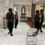 Anggota Polres Sumedang ketika melakukan sterilisasi ke gereja guna berikan keamanan saat ibadah pada Perayaan Natal 2021