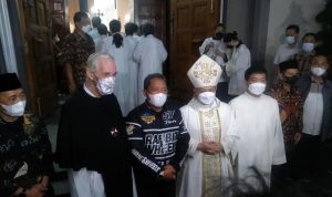 Plt Wali Kota Bandung, Yana Mulyana saat melakukan monitoring di Gereja Katedral Santo Petrus Bandung, Kota Bandung, Jumat (24/12). (Foto: Yuga Hassani/Jabar Ekspres)