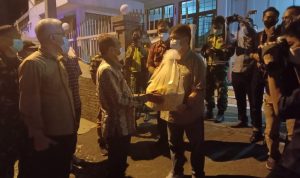 Jelang Natal 2021, Plt Wali Kota Cimahi Ngatiyana beri bingkisan kepada salah satu pendeta di salah satu gereja Kota Cimahi, Jumat (24/12). (Intan Aida/Jabar Ekspres)