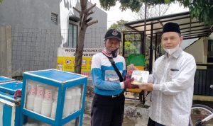 Bantu Pulihkan Ekonomi, Baznas Jabar Order Ratusan Makanan untuk Warga Terdampak Covid-19 Wakil Ketua II Badan Amil Zakat Nasional (Baznas) Provinsi Jawa Barat (Jabar) Dr. H. Ali Khosim, M.Ag berikan makanan sehat kepada pedagang keliling.