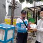 Wakil Ketua II Badan Amil Zakat Nasional (Baznas) Provinsi Jawa Barat (Jabar) Dr. H. Ali Khosim, M.Ag berikan makanan sehat kepada pedagang keliling.