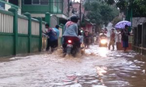 Kondisi akses jalan di Desa Cileles, Kecamatan Jatinangor, Kabupaten Sumedang yang terkena banjir serta lumpur akibat proyek Tol Cisundawu. (Jabar Ekspres)