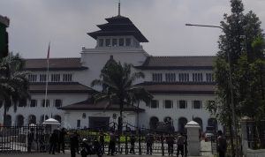 Sejumlah petugas keamanan bersiap-siap menjaga area Gedung Sate, Kota Bandung, Rabu (28/12). (Yuga Hassani/Jabar Ekspres)