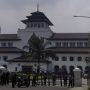 Sejumlah petugas keamanan bersiap-siap menjaga area Gedung Sate, Kota Bandung, Rabu (28/12). (Yuga Hassani/Jabar Ekspres)