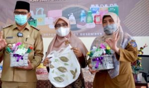 Koordinator Komunitas Bank Sampah Kecamatan Sukmajaya, Saptawati Meina (tengah). (Istimewa)