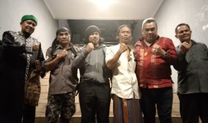 SAMBUT PILPRES 2024: Ketua Umum Laskar Ganjar-Puan, Timur Kiemas (baju merah) bersama Panglima Laskar Ganjar-Puan, Taslim Hidayatulah (ujung kiri) saat foto bersama.
