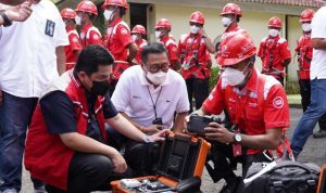 Menteri BUMN Erick Thohir (kiri) saat mengecek kesiapan personel Telkom dalam mendukung Bali sebagai tuan rumah KTT G20. ANTARA/HO-Kementerian BUMN