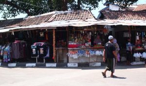 MENATA PEDAGANG: Pemerintah Kabupaten Cirebon akan menata para pedagang kaki lima yang beroperasi di sekitar Makam Sunan Gunung Jati. (ILUSTRASI: OKRI RIYANA/RADAR CIREBON.