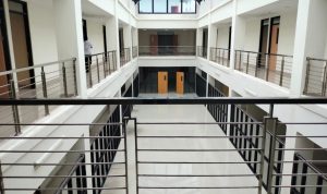 Salah satu petugas melakukan pengecekan bangunan Gelanggang Generasi Muda (GGM) di Jalan Merdeka, Kota Bandung. Foto: Yuga Hassani.