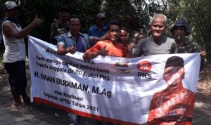 Masyarakat kampung Cimanglid Desa Margaluyu berterimakasih atas Pengecoran Jalan dari DPRD KBB (Foto: Prajab/Jabar Ekspres)