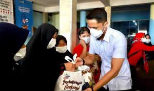 Atasi Kenaikan Sembako, Plt Hengky Kurniawan Salurkan Bansos dan Janjikan Pasar Murah