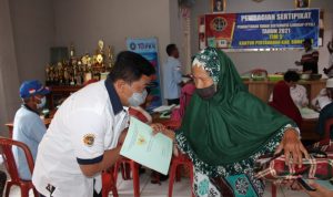 Penyerahan sertifikat tanah dari program Pendaftaran Tanah Sistematik Lengkap (PTSL) tahun anggaran 2021 di Kantor Balai Desa Karang Pakuan Kecamatan Darmaraja