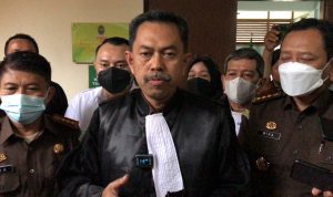 Kajati Jabar, Asep N Mulyana, saat melakukan pesidangan perkara HW di PN Bandung. Kamis (30/12). (Foto: Sandi Nugraha/Jabar Ekspres)