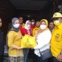 Anggota DPRD RI dari Fraksi Golkar, Dapil Jawa Barat, Itje Siti Dewi Kuraesin (baju putih) saat berikan bantuan kepada warga Desa Cipacing, Jatinangor, Sumedang yang terkena dampak banjir Tol Cisumdawu.