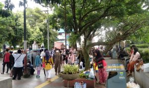 Alun-alun Bandung Ditutup, Masyarakat Tetap Padati Kawasan Tersebut
