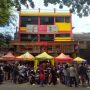 Sejumlah pembeli memadati toko frozen food RSB (Rajawali Sosis Baso), di pusat RSB, Jalan Rajawali Timur No 92, Kota Bandung, Jumat (31/12). (Yuga Hassani/ Jabar Ekspres)