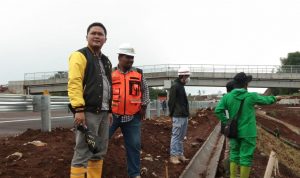 Satker Tol Cisumdawu Buka Suara Soal Tudingan Penyebab Banjir Jatinangor, Ini Katanya Anggota DPRD Kabupaten Sumedang, Asep Kurnia (kiri) saat mengecek drainase proyek Tol Cisumdawu. (Istimewa)