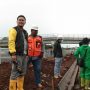 Anggota DPRD Kabupaten Sumedang, Asep Kurnia (kiri) saat mengecek drainase proyek Tol Cisumdawu. (Istimewa)