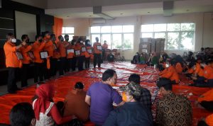 BERIKAN APRESIASI: Kepala Pelaksana BPBD Provinsi Jabar, Dani Ramdan, foto bersama usai menyerahkan penghargaan kepada para jajarannya di Gedung BPBD Jabar, Jalan Soekarno Hatta, Jumat (31/12) sore.