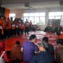 BERIKAN APRESIASI: Kepala Pelaksana BPBD Provinsi Jabar, Dani Ramdan, foto bersama usai menyerahkan penghargaan kepada para jajarannya di Gedung BPBD Jabar, Jalan Soekarno Hatta, Jumat (31/12) sore.