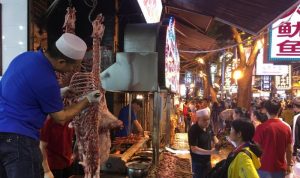Terdeteksi 140 Kasus Covid-19, Kota Xian di China Di-Lockdown Kesibukan para pedagang kuliner halal di Jalan Muslim, Xian, Provinsi Shaanxi, China. (ANTARA/M. Irfan Ilmie)