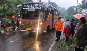 Akses kendaraan tersendat akibat adanya Bencana Longsor di Kecamatan Cilawu Kabupaten Garut.