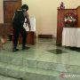 Tim anjing pelacak diturunkan Polres Cianjur, Jawa Barat, untuk mensterilkan gereja dari aksi teror menjelang perayaan natal, Jumat (24/12).ANTARA POTO. (Ahmad Fikri)