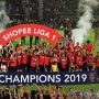 Pelatih Bali United Stefano Cugura (kanan) merayakan kemenangan bersama para pemain dan manajemen Bali United seusai penganugerahan juara Liga 1 2019 di Stadion I Wayan Dipta, Gianyar, Bali, Minggu (22/12/2019). Bali United berhasil menjadi juara Liga 1 2019 dengan total poin 64. ANTARA FOTO/Nyoman Budhiana/aww.
