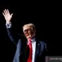 Mantan Presiden AS Donald Trump melambai setelah pidatonya selama rapat umum di Iowa States Fairgrounds di Des Moines, Iowa, AS, Sabtu (9/10/2021). ANTARA FOTO/REUTERS/Rachel Mummey/RWA/sa.