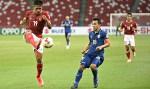 Pesepak bola Timnas Indonesia Fachruddin Aryanto (kiri) berebut bola dengan pesepak bola Timnas Thailand Chanatip Songkrasin (kanan) dalam pertandingan Babak Final Leg 1 Piala AFF 2020 di National Stadium, Singapura, Rabu (29/12/2021). ANTARA FOTO/Flona Hakim/app/aww.