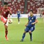 Pesepak bola Timnas Indonesia Fachruddin Aryanto (kiri) berebut bola dengan pesepak bola Timnas Thailand Chanatip Songkrasin (kanan) dalam pertandingan Babak Final Leg 1 Piala AFF 2020 di National Stadium, Singapura, Rabu (29/12/2021). ANTARA FOTO/Flona Hakim/app/aww.