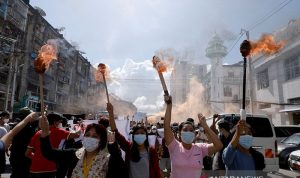 Ilustrasi - Sekelompok perempuan membawa obor saat mereka melakukan protes terhadap kudeta militer di Yangon, Myanmar, Rabu (14/7/2021). ANTARA FOTO/REUTERS/Stringer/pras/cfo/pri. (REUTERS/STRINGER)