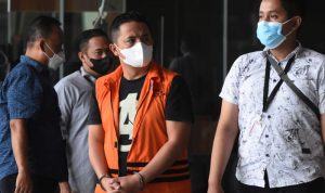 Mantan Istri Zumi Zola Diperiksa KPK Soal Kasus Suap RAPBD Provinsi Jambi Tersangka orang kepercayaan dari terpidana kasus korupsi mantan Gubernur Jambi Zumi Zola, Apif Firmansyah (kedua kanan), berjalan menuju mobil tahanan usai menjalani pemeriksaan di Gedung Merah Putih KPK, Jakarta, Selasa (23/11/2021). ANTARA FOTO/Indrianto Eko Suwarso/tom.