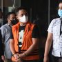 Tersangka orang kepercayaan dari terpidana kasus korupsi mantan Gubernur Jambi Zumi Zola, Apif Firmansyah (kedua kanan), berjalan menuju mobil tahanan usai menjalani pemeriksaan di Gedung Merah Putih KPK, Jakarta, Selasa (23/11/2021). ANTARA FOTO/Indrianto Eko Suwarso/tom.