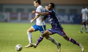 Lawan Persebaya, Klok Ingin Persib Bandung Rebut 3 Poin Pesepak bola Persib Bandung Marc Anthony Klok (kiri) berusaha melewati hadangan pesepak bola Persita Tangerang Altalariq Ballah (kanan) dalam lanjutan Liga 1 2021-2022 di Stadion WIbawa Mukti, Cikarang, Kabupaten Bekasi, Jawa Barat, Sabtu (11/9/2021). Persib Bandung tekuk Persita Tangerang 2-1. ANTARA FOTO/M Risyal Hidayat/wsj.