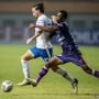 Pesepak bola Persib Bandung Marc Anthony Klok (kiri) berusaha melewati hadangan pesepak bola Persita Tangerang Altalariq Ballah (kanan) dalam lanjutan Liga 1 2021-2022 di Stadion WIbawa Mukti, Cikarang, Kabupaten Bekasi, Jawa Barat, Sabtu (11/9/2021). Persib Bandung tekuk Persita Tangerang 2-1. ANTARA FOTO/M Risyal Hidayat/wsj.