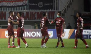 Arsip - Sejumlah pesepak bola Persis Solo melakukan selebrasi setelah mengalahkan Persiba dalam lanjutan babak 8 besar Liga 2 di Stadion Pakansari, Kabupaten Bogor, Jawa Barat, Rabu (22/12/2021). Persis Solo menang dengan skor 2-0. ANTARA FOTO/Yulius Satria Wijaya/rwa. (ANTARA FOTO/YULIUS SATRIA WIJAYA)